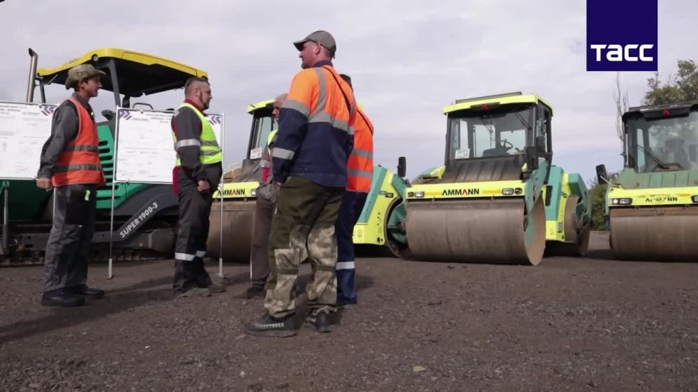 Движение по одной из главных транспортных артерий Донецкой Народной Республики — дороге Амвросиевка — Тельманово — Мариуполь...