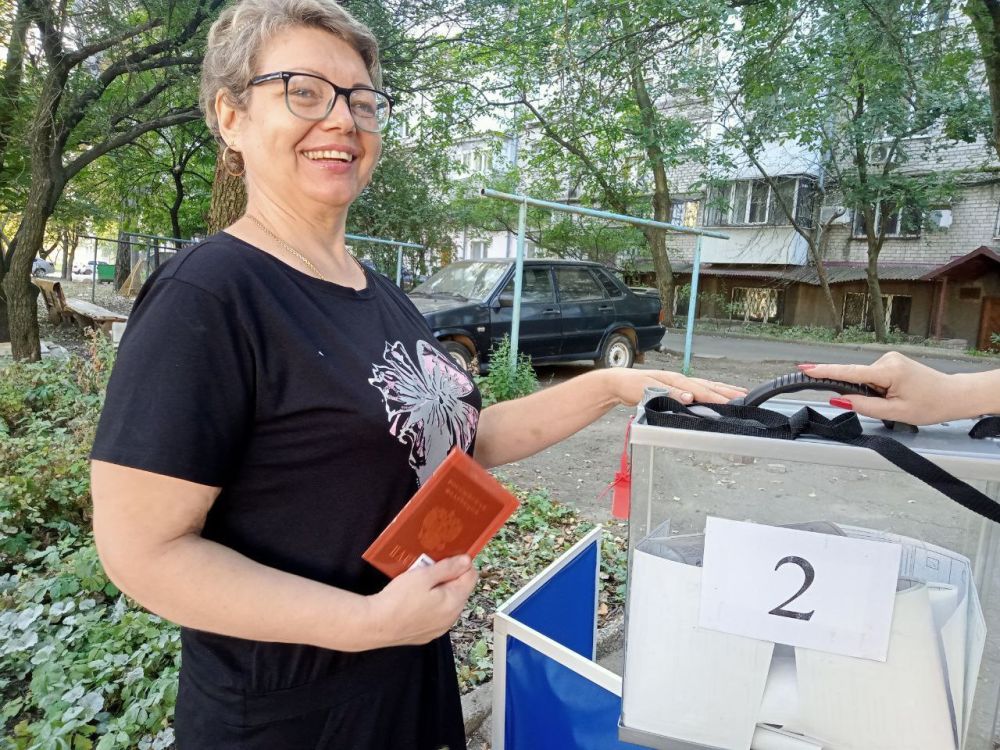 Василий Ткачук: Жители Калининского района г. Донецка продолжают принимать активное участие в досрочном голосовании по выборам депутатов Народного Совета Донецкой Народной Республики и Донецкого городского совета первого созыва