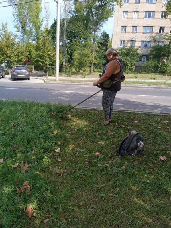 Василий Ткачук: Сегодня сотрудниками МУП АГД "ЗЕЛЕНСТРОЙ КАЛИНИНСКОГО РАЙОНА" ведётся покос травы и благоустройство клумб по бул. Шевченко в Калининском районе г. Донецка
