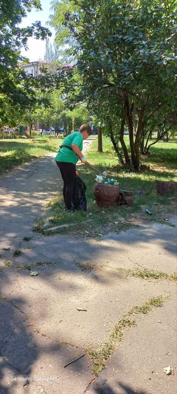 Василий Ткачук: Сегодня сотрудниками МУП АГД "ЗЕЛЕНСТРОЙ КАЛИНИНСКОГО РАЙОНА" выполнены работы по уборке случайного мусора в сквере "КАЛИНИНА" по пр. Павших Коммунаров