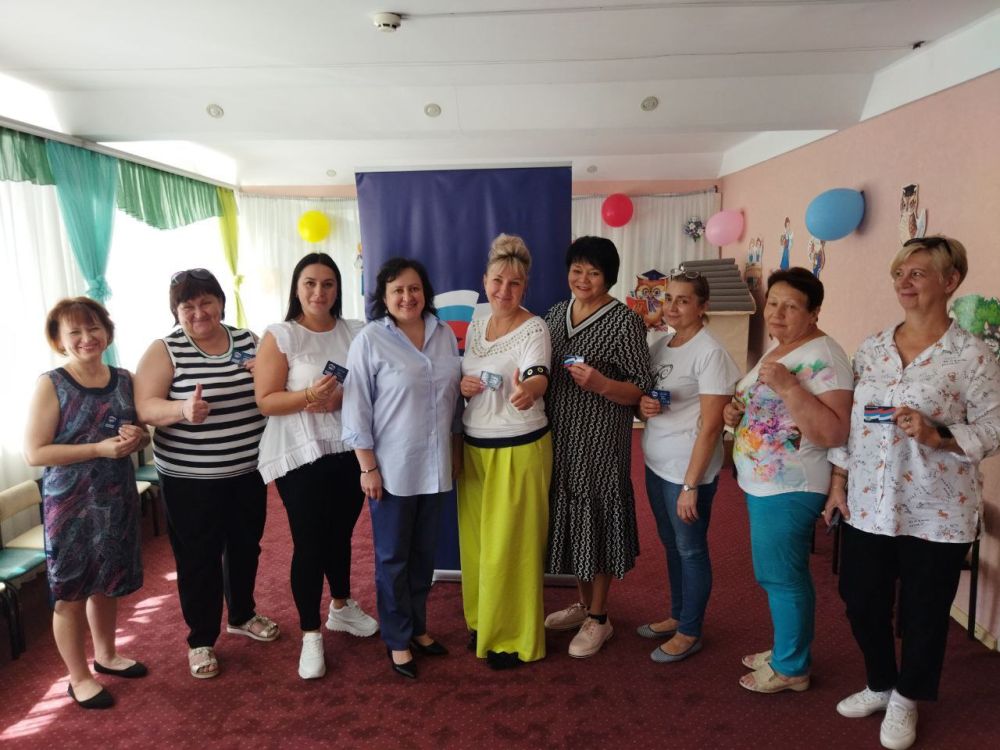 Василий Ткачук: Актив Всероссийской Политической Партии «Единая Россия» Калининского района г. Донецка, вручил новым членам Всероссийской Политической Партии «Единая Россия» партийные билеты