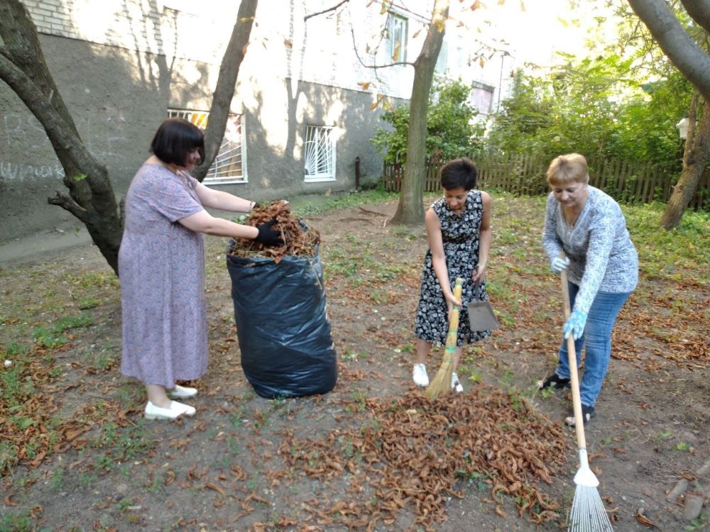 Василий Ткачук: В рамках проведения акции «Чистый четверг» силами предприятий, учреждений, организаций Калининского района г. Донецка организована уборка и наведение чистоты в районе