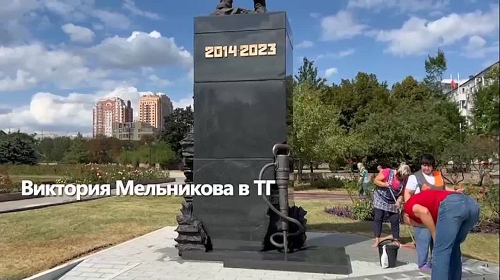 Виктория Мельникова: Два воина возвышаются в центре Донецка!