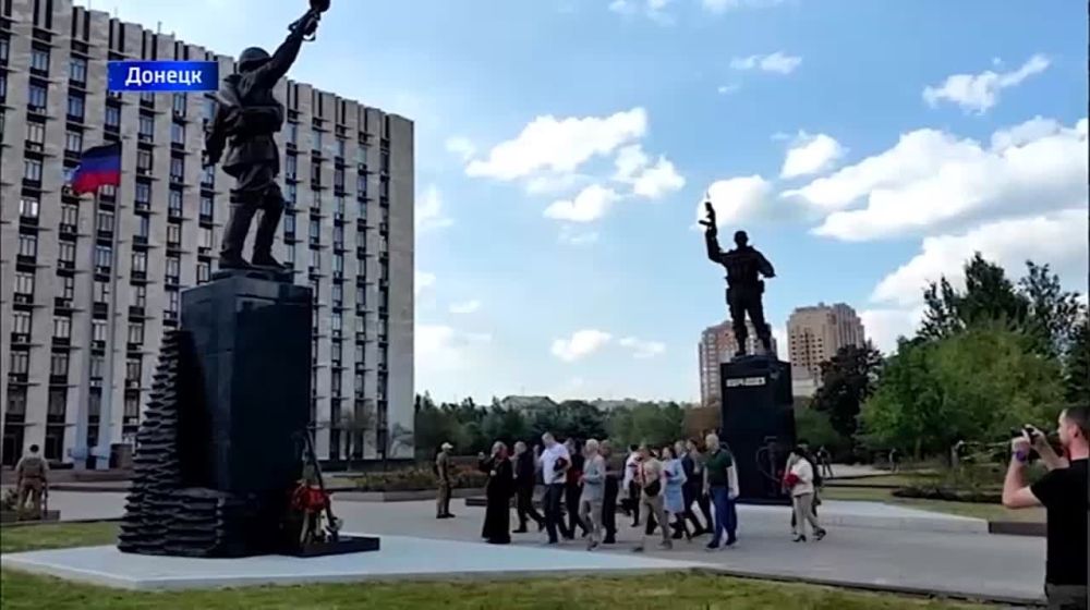В Донецке установили монумент шахтерам - защитникам Донбасса