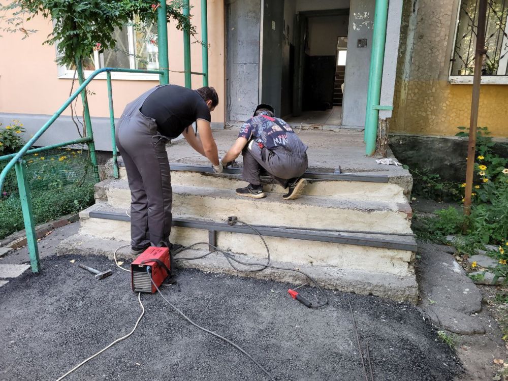 Василий Ткачук: Силами подрядной организации г. Москвы ведутся работы по ремонту крыльца жилого дома 42 по ул. Владычанского