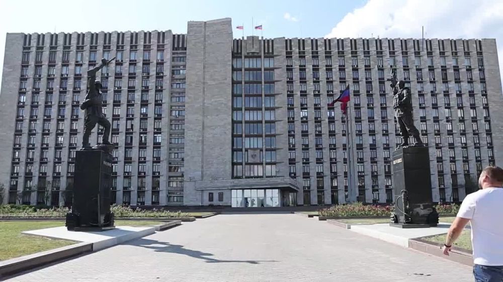 Памятник шахтерам — защитникам Донбасса, созданный Российским военно-историческим обществом, открыли в Донецке, на нем изображены шахтеры — солдат времен Великой Отечественной войны и участник спецоперации, защищавшие Родину от нацистов