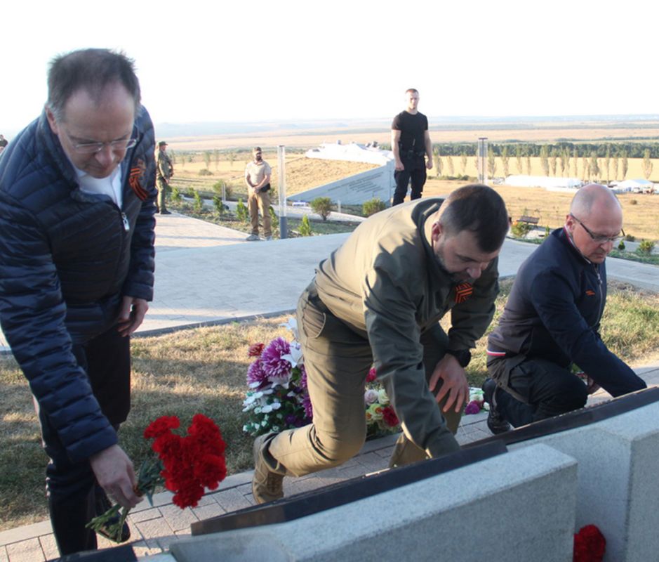 Сергей Кириенко, Владимир Мединский и Денис Пушилин на Саур-Могиле почтили память освободителей Донбасса