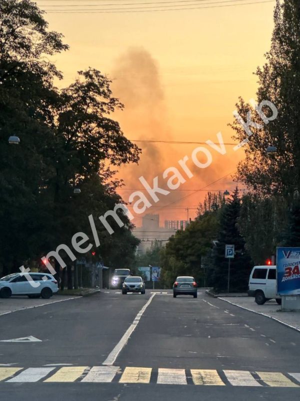 Донецк сейчас. Фотографию предоставил министр молодёжной политики ДНР Кирилл Макаров. Ранее он сообщил, что украинские боевики обстреливают город из РСЗО