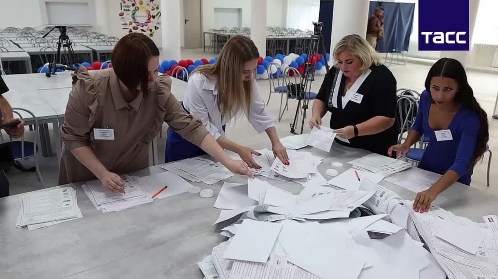 Подсчет голосов на избирательном участке в Донецке