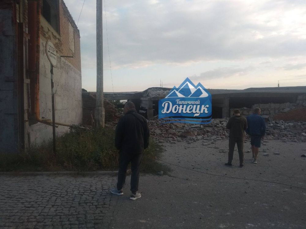 Появились первые кадры с последствиями прилетов в Ленинском районе Донецка