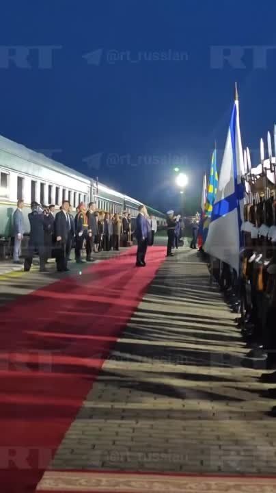 Ким Чен Ын слушает гимн РФ в Приморье — так его встретили на вокзале