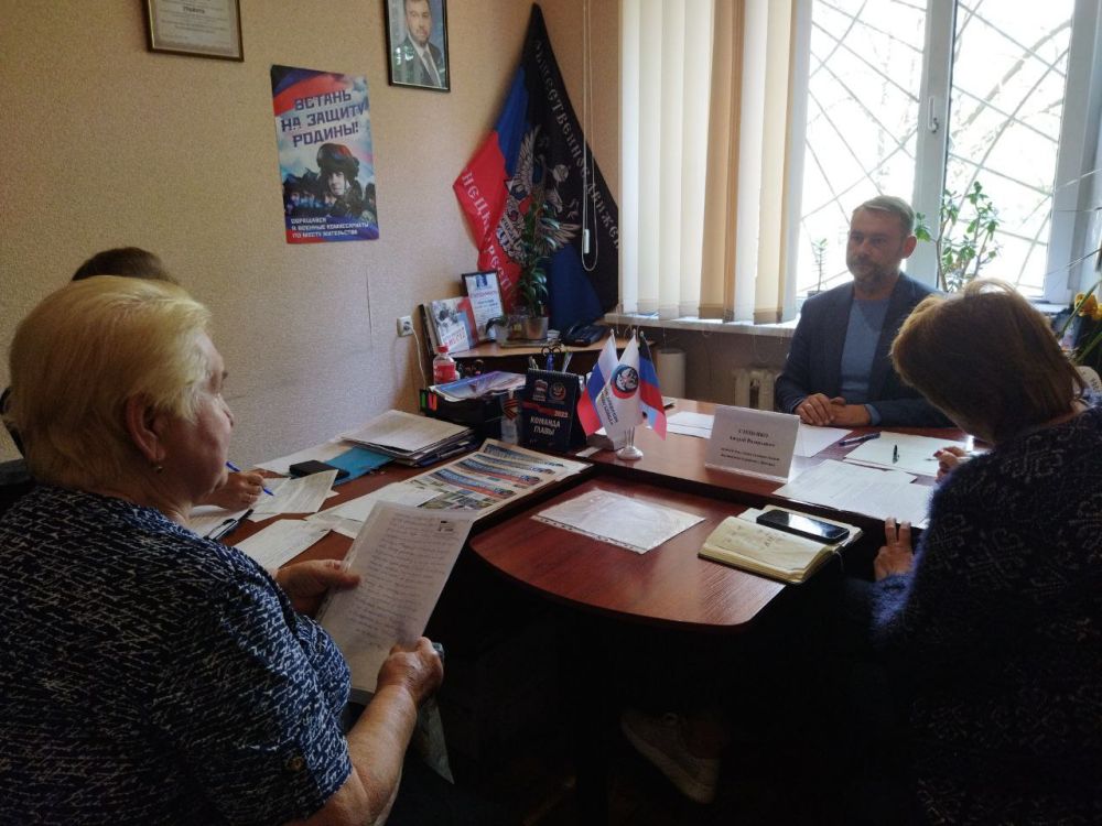 Василий Ткачук: В четверг, 14 сентября, в общественной приемной Всероссийской политической партии «Единая Россия», Калининского района города Донецка состоялся приём граждан заместителем главы администрации района Андреем Стеценко