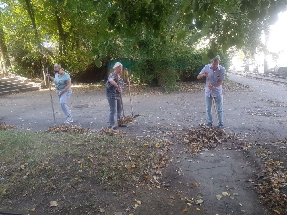 Василий Ткачук: В рамках проведения акции «Чистый четверг» силами предприятий, учреждений, организаций Калининского района г. Донецка организована уборка и наведение чистоты в районе