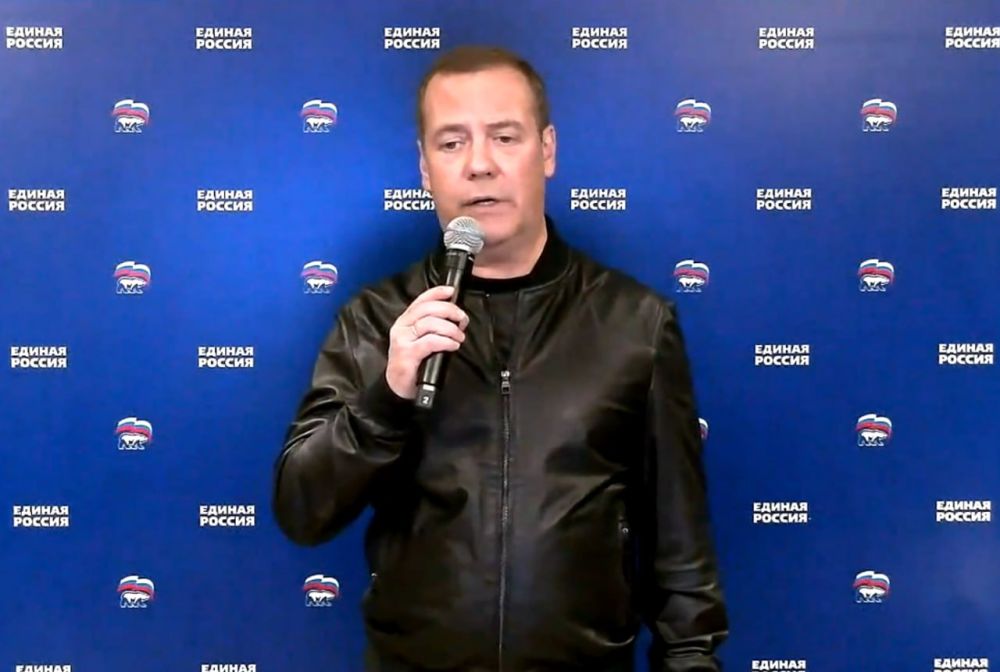 Сегодня свой День рождения отмечает председатель партии «Единая Россия» Дмитрий Медведев