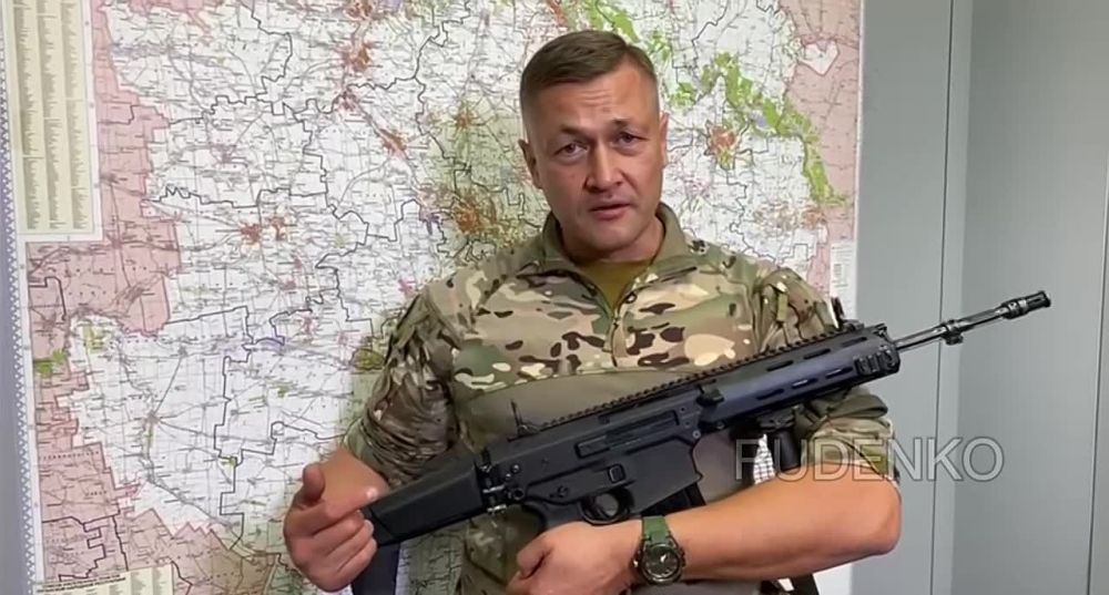 Андрей Руденко: Советник Главы ДНР Ян Гагин показывает трофейный польский автомат изъятый у ликвидированы иностранных наемников на Южно-Донецком направлении