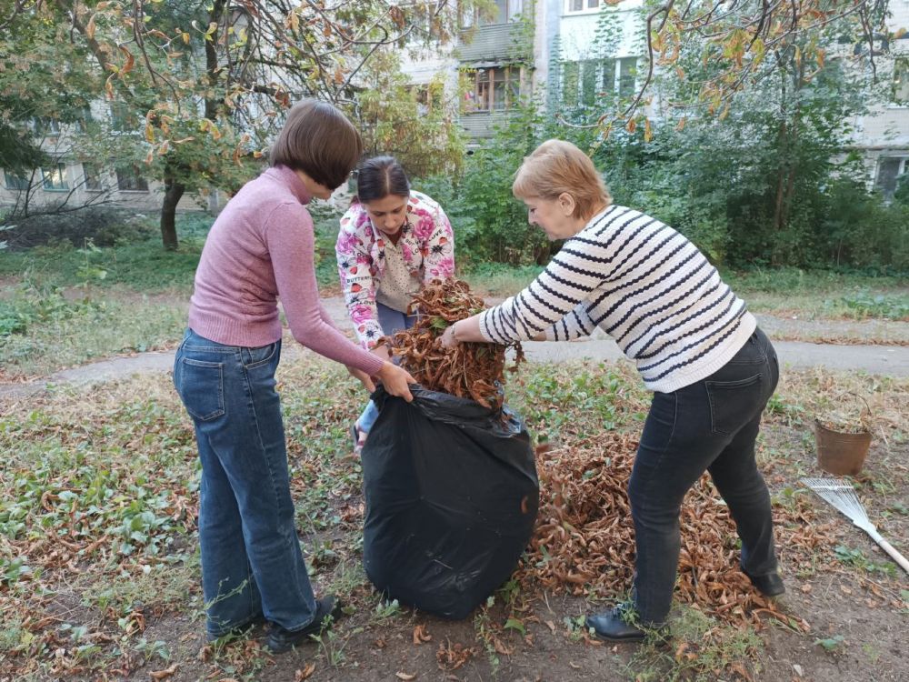 Василий Ткачук: В рамках проведения акции «Чистый четверг» силами предприятий, учреждений, организаций Калининского района г. Донецка организована уборка и наведение чистоты в районе