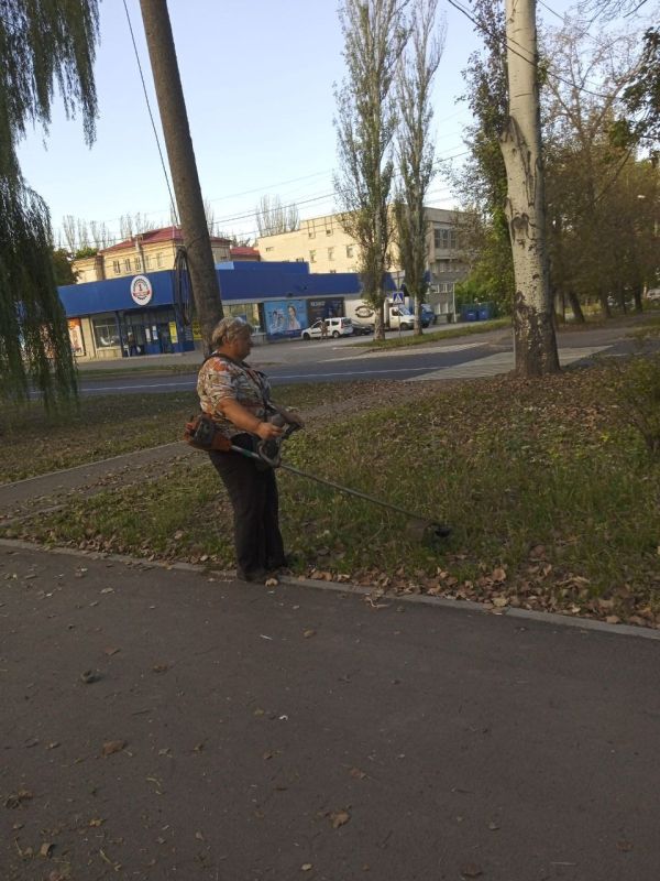 Василий Ткачук: Сегодня сотрудниками МУП АГД "ЗЕЛЕНСТРОЙ КАЛИНИНСКОГО РАЙОНА" проводится покос травы по бульвару Шахтостроителей и благоустройство клумб по проспекту Ильича в Калининском районе г. Донецка