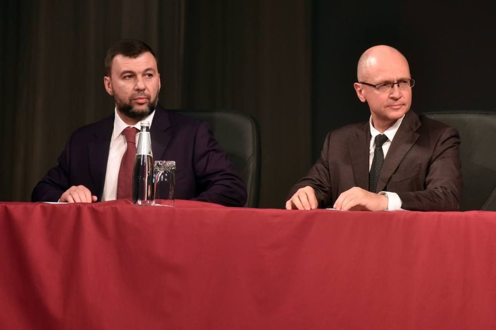 Евгений Лисицын: Принял участие в заседании Народного совета ДНР 1 созыва, на котором депутаты единогласно избрали Дениса Владимировича Пушилина Главой Донецкой Народной Республики!