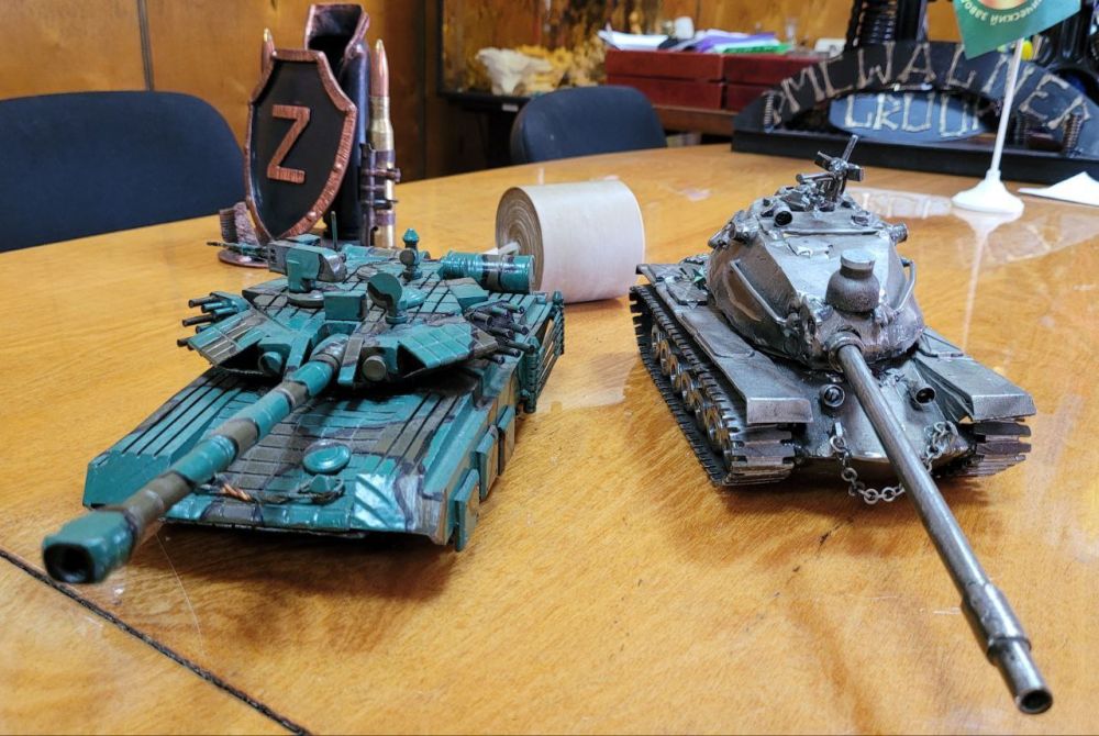 Дмитрий Рогозин: В Донецке живет уникальный мастер, который делает из хорошей стали макеты иностранных и российских танков и другой бронетехники