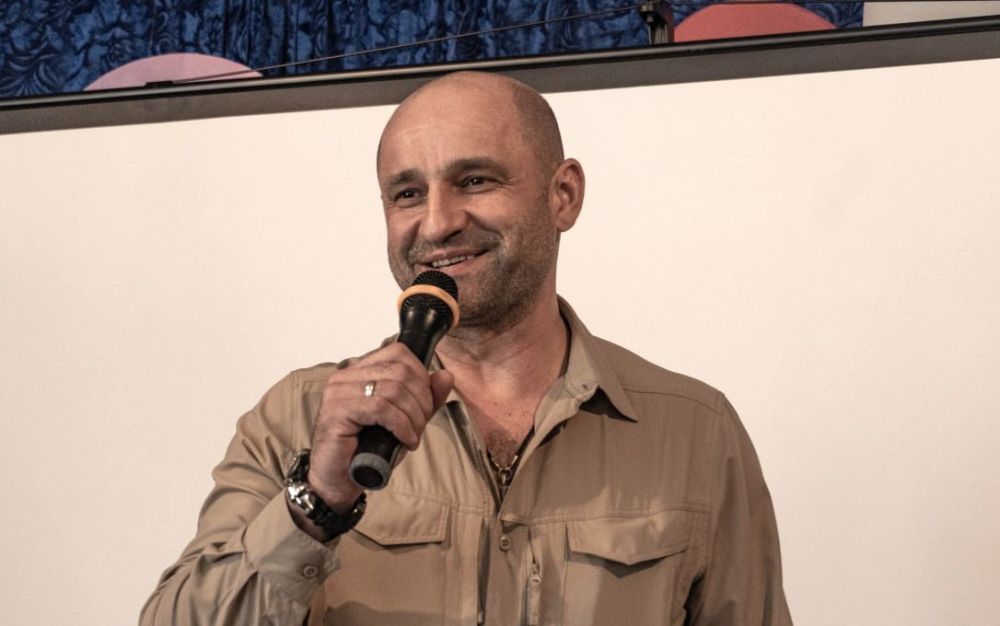 Артем Жога вручил паспорта школьникам республики