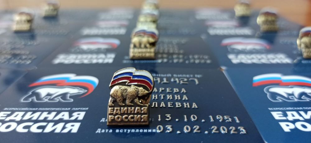 Вручение партийных билетов Всероссийской Политической Партии "ЕДИНАЯ РОССИЯ" в Киевском районе города Донецка продолжается