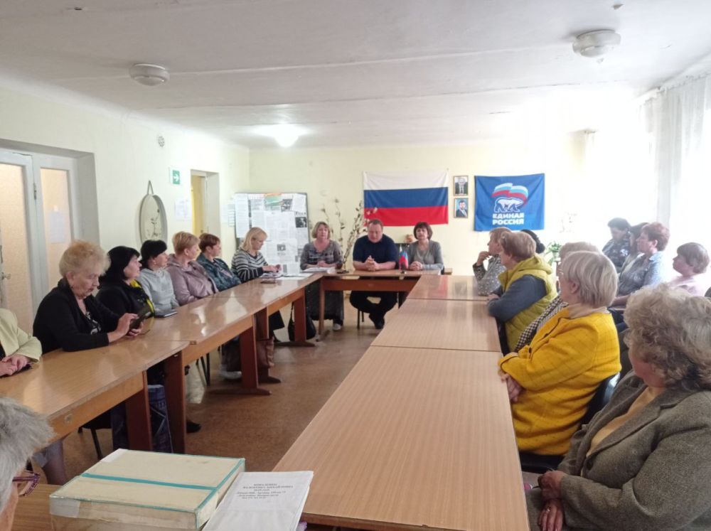 Сегодня, 4 октября, на базе МБУ «Территориальный центр социального обслуживания (предоставления социальных услуг) Киевского района города Донецка» состоялась встреча с трудовым коллективом