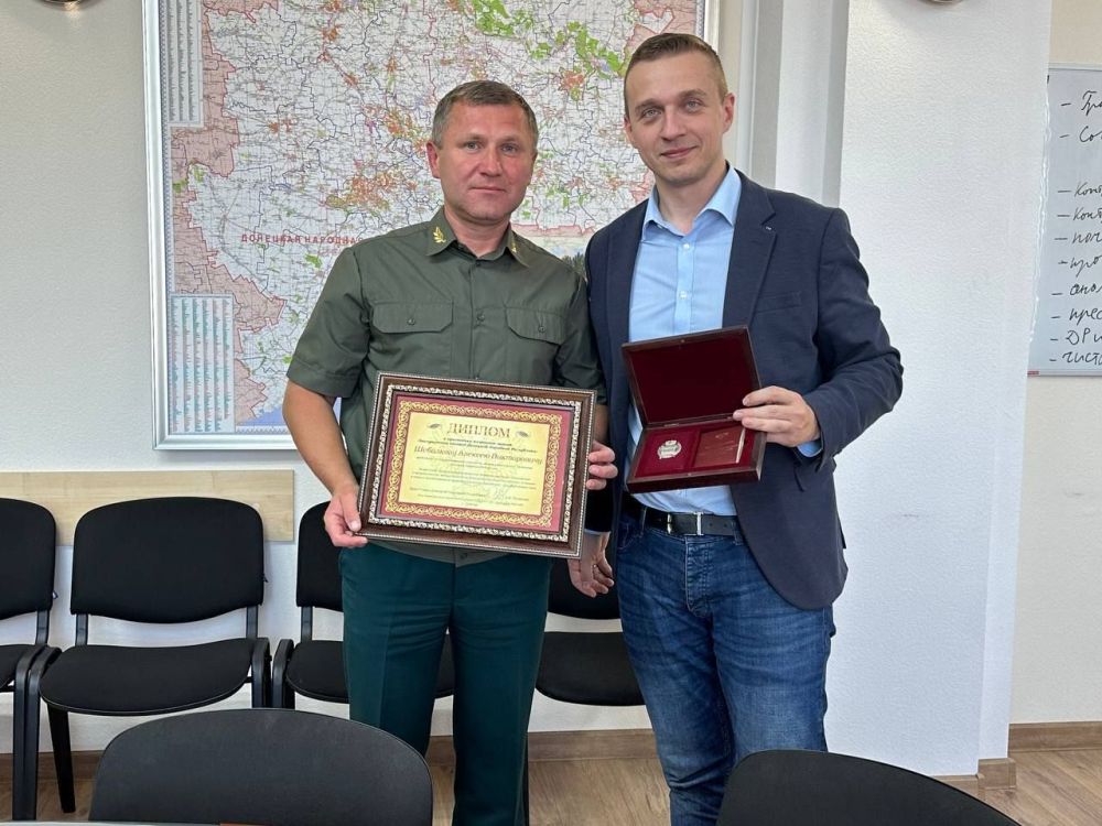 Владимир Ежиков: По поручению Главы Республики Дениса Владимировича Пушилина вручил председателю Государственного комитета лесного и охотничьего хозяйства Алексею Викторовичу Шебалкову нагрудный знак «Заслуженный лесовод Донецкой Народной Республики»