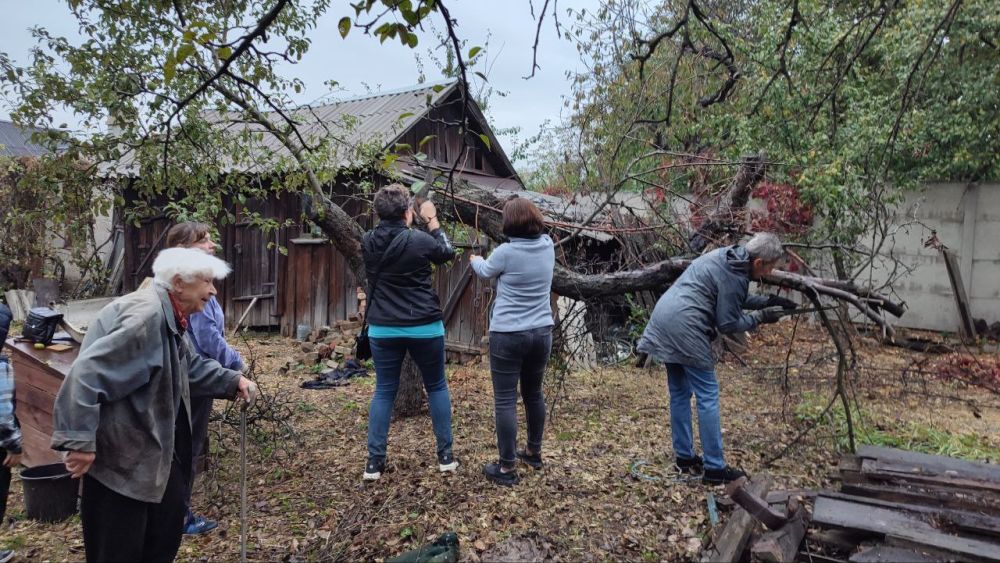 В рамках Всероссийской благотворительной акции "Забота рядом" адресную помощь одиноким пожилым людям оказали: депутат городского совета Рыбаков Михаил Сергеевич и депутат Народного Совета Арутинова Ольга Михайловна