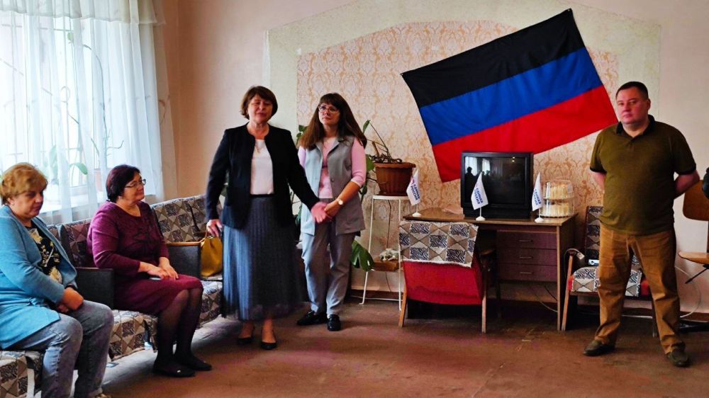 Иван Адамец: Сегодня, 6 октября, в МБУ "Терцентр Куйбышевского района города Донецка" в рамках Всероссийской акции «Забота рядом» состоялось торжественное мероприятие посвященное Дню пожилого человека