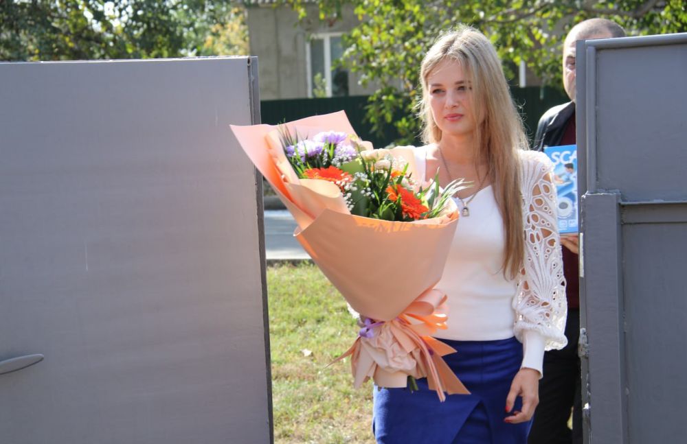 Владислав Вишневский с членами Молодёжного совета Управления Росреестра по ДНР поздравил ветерана с 99-летием