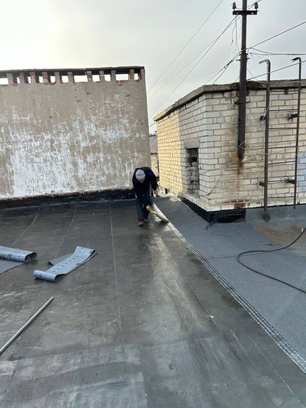 Василий Ткачук: Силами подрядной организации шефа-региона города Москвы ведутся работы по ремонту мягкой кровли домов 36 и 40 по проспекту Ильича