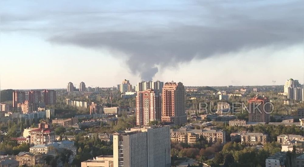 Борис Рожин: На фоне Донецка продолжает возвышаться огромное черное облако горящего со вчерашнего дня Авдеевского коксохима