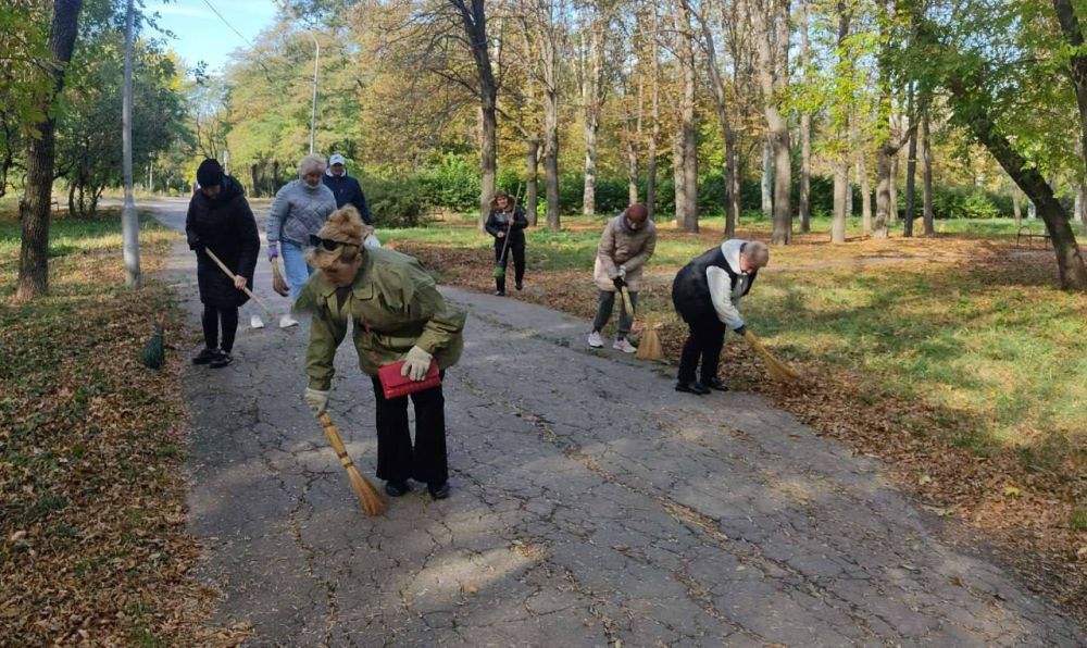 Василий Ткачук: В рамках проведения акции «Чистый четверг» силами предприятий, учреждений, организаций Калининского района г. Донецка организована уборка и наведение чистоты в районе