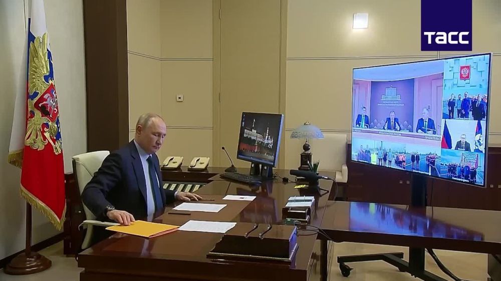 Владимир Путин из резиденции Ново-Огарево дал старт движению по новым или отремонтированным дорожным объектам в пяти регионах