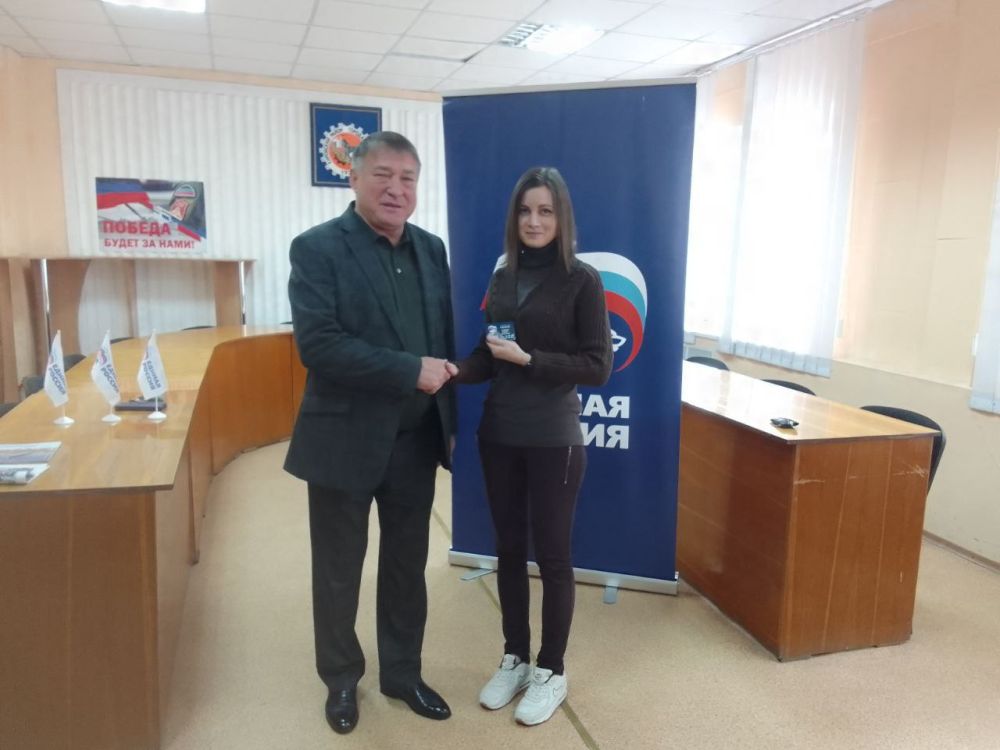 ЕР ДНР: Жители Кировского района Донецка получили партбилеты Единой России