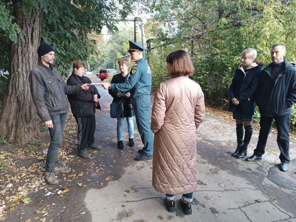 Татьяна Темникова: Сегодня, 17 октября, совместно с представителями отделения НД и ПР Ленинского района г. Донецка МЧС России по ДНР провела встречу с жителями района