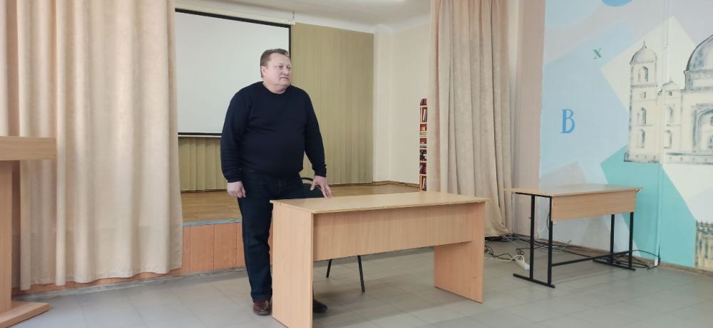 Сегодня глава администрации Киевского района провел встречу с трудовым коллективом МБОУ «СПЕЦИАЛИЗИРОВАННАЯ ШКОЛА С УГЛУБЛЕННЫМ ИЗУЧЕНИЕМ ИНОСТРАННЫХ ЯЗЫКОВ № 19 ГОРОДА ДОНЕЦКА»