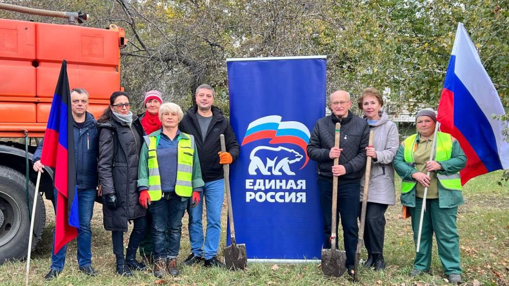 Василий Ткачук: В рамках проекта «Городская среда» Всероссийской политической партии "Единая Россия" совместно с депутатами органа местного самоуправления Инной Преснухиной и Владимиром Мозговыми высадили 500 кустов роз по проспекту Ильича