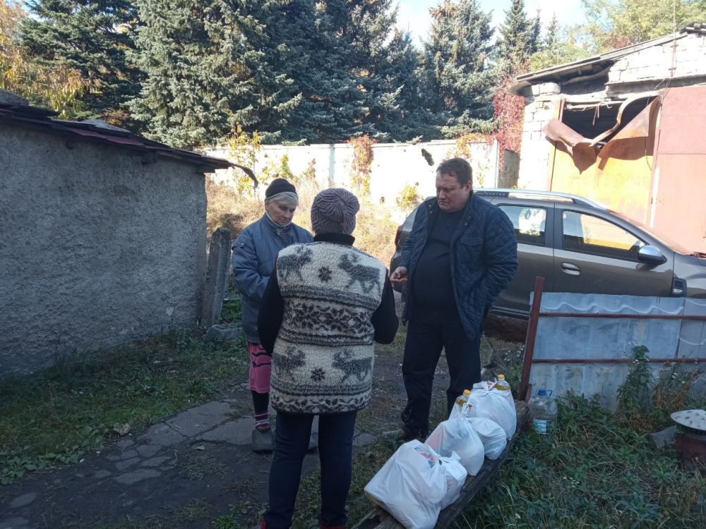 Сегодня, 19 октября, глава администрации Киевского района города Донецка Валентин Левченко доставил гуманитарную помощь в прифронтовую часть района, которая постоянно подвергается обстрелам со стороны вооруженных формирований Украины