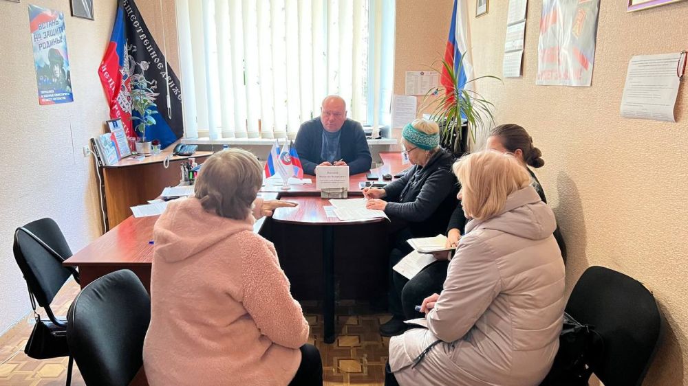 Василий Ткачук: Сегодня, 19 июля, в общественной приемной Всероссийской политической партии «Единая Россия», Калининского района города Донецка состоялся приём граждан заместителем главы администрации района Вячеславом Пахущим