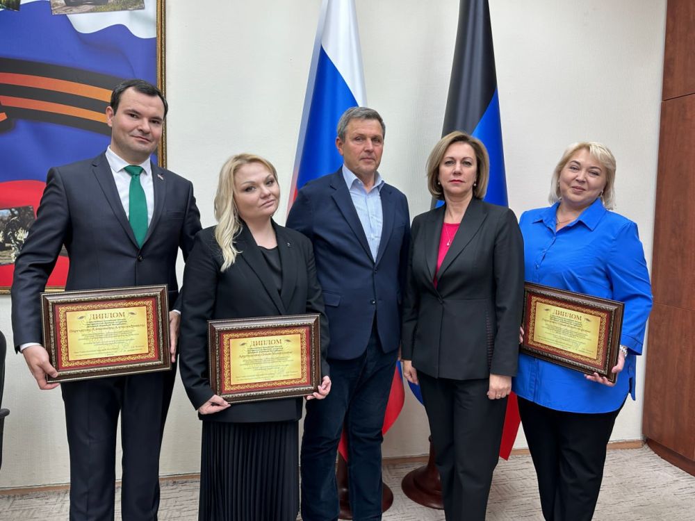 По поручению Главы ДНР Дениса Пушилина зампред Правительства Лариса Толстыкина вручила госнаграды «Заслуженный деятель искусств Донецкой Народной Республики» трем работникам культуры