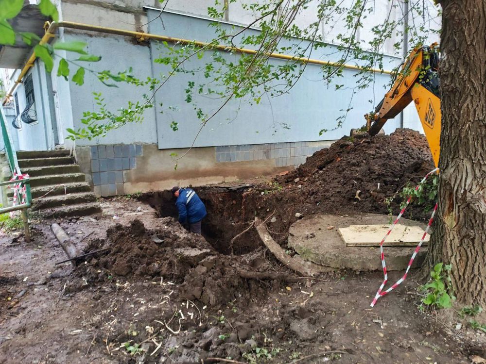 Василий Ткачук: Сегодня силами водопроводно-канализационной службы №6 филиала "Донецкое ПУВКХ" ГУП ДНР "Вода Донбасса" ведутся работы по ликвидации утечки на водопроводе д=100 мм по улице Пархоменко, 1 в Калининском районе г.Донецка