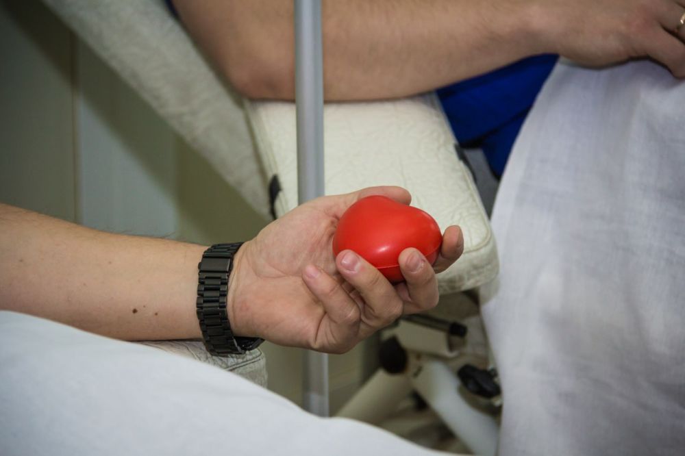 Дмитрий Гарцев: Сегодня совместно с генеральным директором Донецкого республиканского центра охраны материнства и детства МЗ ДНР Анной Железной сдали кровь в Республиканском центре крови