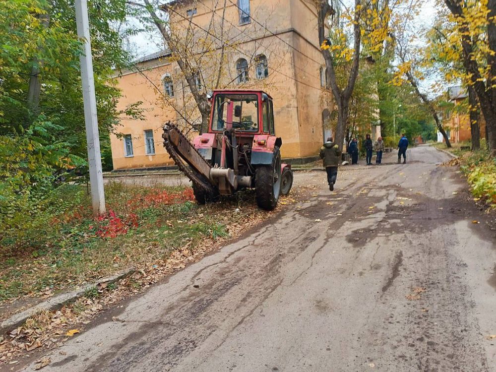 Василий Ткачук: Сегодня силами подрядной организации шеф-региона города Москвы ведутся работы по ликвидации утечки в колодце на водопроводе д=100 мм по улице Бурденко, 44 в Калининском районе г.Донецка