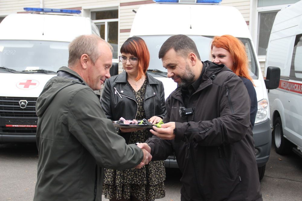 Денис Пушилин передал машины скорой помощи в медицинские учреждения Республики