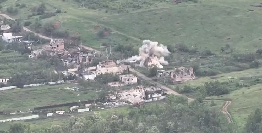 Евгений Лисицын: На кадрах российские военнослужащие в районе Марьинки под Донецком уничтожили ПВД укронацистов, расположенном в одном из домов