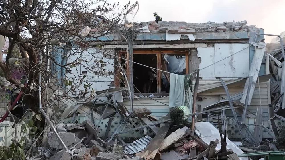 Мужчина погиб во время обстрела со стороны ВСУ Калининского района Донецка, ранения получила женщина, сообщил мэр города Алексей Кулемзин в своем Telegram-канале