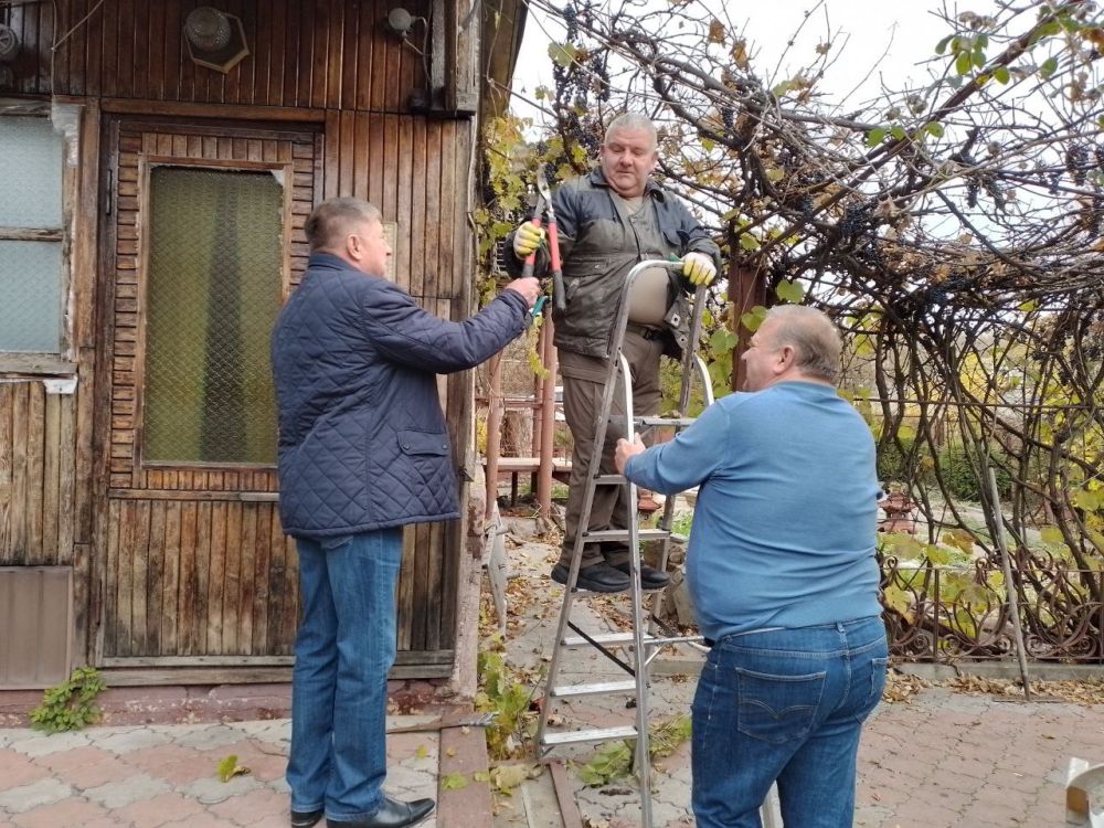 Юрий Будрин: Акция добрых дел. Сегодня, 25 октября, активисты Всероссийской политической партии «Единая Россия» приняли участие в эстафете добрых дел, посвященной первой годовщине Донецкого регионального отделения ВПП «ЕДИНАЯ РОССИЯ»