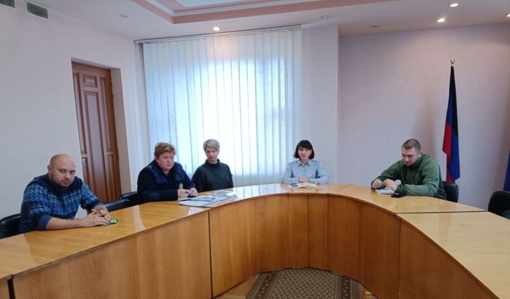 Татьяна Темникова: Сегодня, совместно с представителями отделения НД и ПР Ленинского района г. Донецка МЧС России по ДНР и полиции, провела собрание семей, оказавшихся в сложных жизненных обстоятельствах