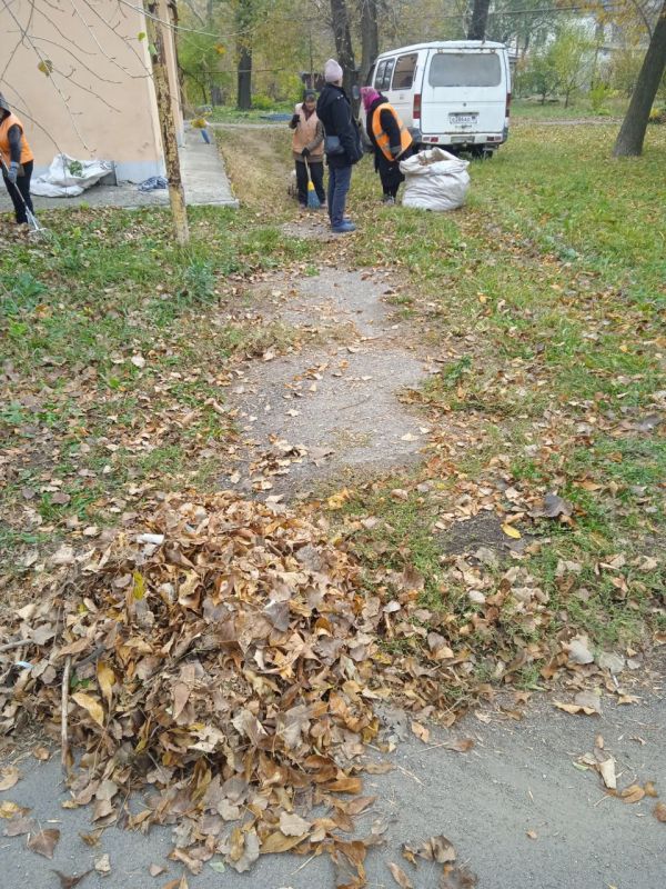 Юрий Будрин: В рамках единого санитарного дня "Чистый четверг " сотрудниками ООО "МАСТЕРКЛАСС" выполнены работы по уборке случайного мусора и опавшей листвы вблизи жилого дома №8 по ул. Россошанская